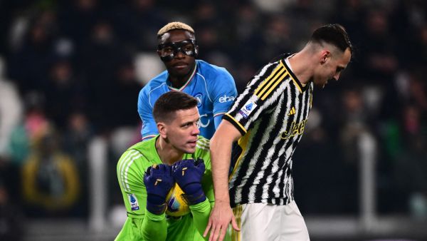 Juventus' Polish goalkeeper #01 Wojciech Szczesny makes a save next to teammate Juventus' Italian defender #04 Federico Gatti (R) and Napoli's Nigerian forward #09 Victor Osimhen during the Italian Serie A football match between Juventus and Napoli, at The Allianz Stadium, in Turin on December 8, 2023. (Photo by Marco BERTORELLO / AFP)