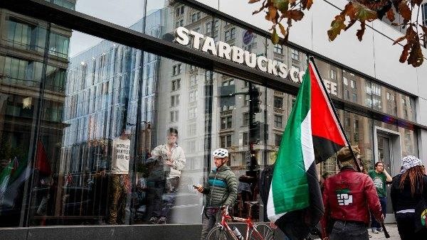 إحتجاجات مناصرة لفلسطين أمام ستاربكس