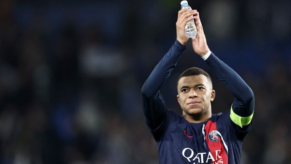Paris Saint-Germain's French forward #07 Kylian Mbappe applauds at the end of the UEFA Champions League last 16 second leg football match between Real Sociedad and Paris Saint-Germain (PSG) at the Anoeta stadium in San Sebastian on March 5, 2024. (Photo by FRANCK FIFE / AFP)