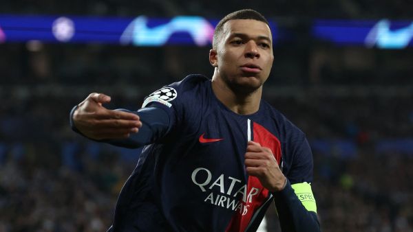 Paris Saint-Germain's French forward #07 Kylian Mbappe celebrates his team's second goal during the UEFA Champions League last 16 second leg football match between Real Sociedad and Paris Saint-Germain (PSG) at the Anoeta stadium in San Sebastian on March 5, 2024. (Photo by FRANCK FIFE / AFP)