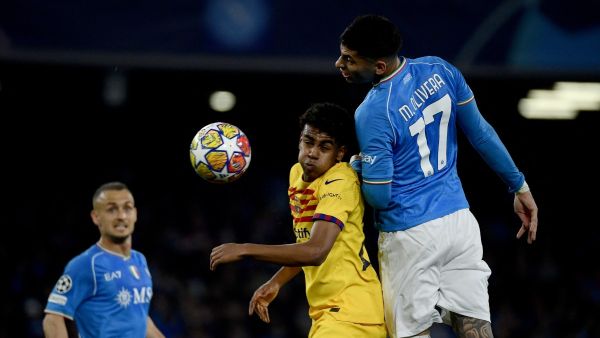Barcelona's Spanish forward #27 Lamine Yamal (C) vies with Napoli's Uruguayan defender #17 Mathias Olivera (R) during the UEFA Champions League round of 16 first Leg football match between Napoli and Barcelona at the Diego-Armando-Maradona stadium in Naples on February 21, 2024. (Photo by Filippo MONTEFORTE / AFP)