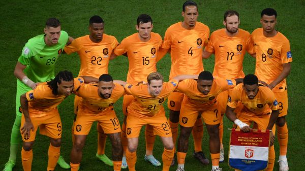 Netherlands tema players pose for pictures before the Qatar 2022 World Cup quarter-final football match between The Netherlands and Argentina at Lusail Stadium, north of Doha on December 9, 2022. (Photo by FRANCK FIFE / AFP)