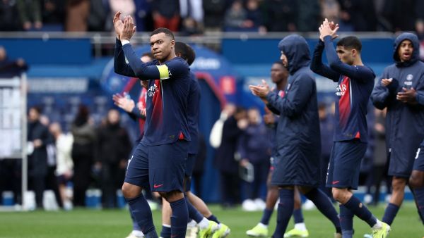 Paris Saint-Germain's French forward #07 Kylian Mbappe (L) and teammates greet supporters at the end of the French L1 football match between Paris Saint-Germain (PSG) and Stade de Reims at the Parc des Princes stadium in Paris on March 10, 2024. (Photo by FRANCK FIFE / AFP)