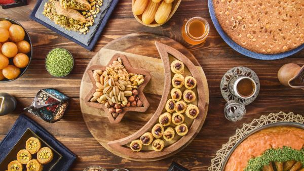 أطباق رمضانية: 3 حلويات شهية زلابيا، عيش السرايا وقطايف أطباق رمضانية: 3 حلويات شهية زلابيا، عيش السرايا وقطايف