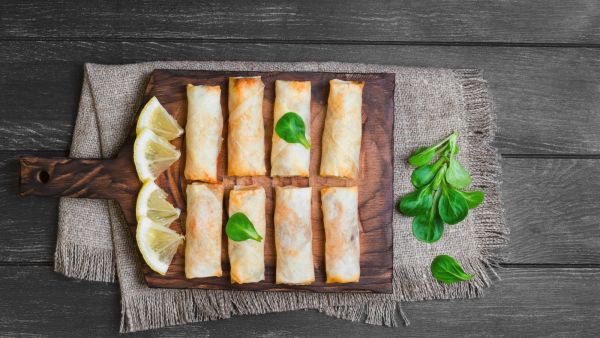 أسهل طريقة لعمل سبرينج رولز بالزعتر والجبنة أسهل طريقة لعمل سبرينج رولز بالزعتر والجبنة