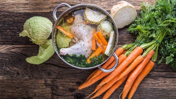 ثلاث وصفات لتحضير شوربة الدجاج ثلاث وصفات لتحضير شوربة الدجاج