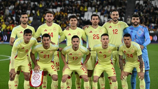 Spain's players pose for a group picture before the international friendly football match between Spain and Colombia at The London Stadium in east London on March 22, 2024. (Photo by Ben Stansall / AFP)
