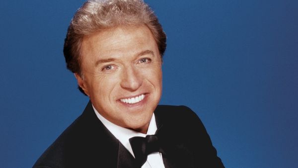 Steve Lawrence, celebrated singer and half of the iconic duo ‘Steve and Eydie,’ passes away at 88. (X)