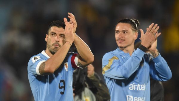 Uruguay's forward Luis Suarez (L) and Uruguay's forward Darwin Nunez acknowledge the crowd at the end of the 2026 FIFA World Cup South American qualification football match between Uruguay and Bolivia at the Centenario Stadium in Montevideo on November 21, 2023. (Photo by DANTE FERNANDEZ / AFP)