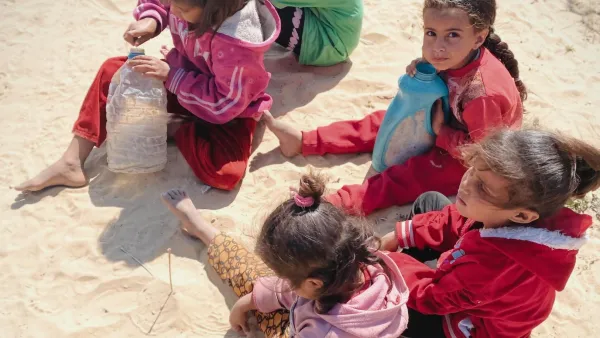 أطفال غزة يعانون من أجل توفير مياه الشرب