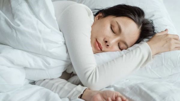 تفسير حلم امرأة تنام في فراشي مع زوجي