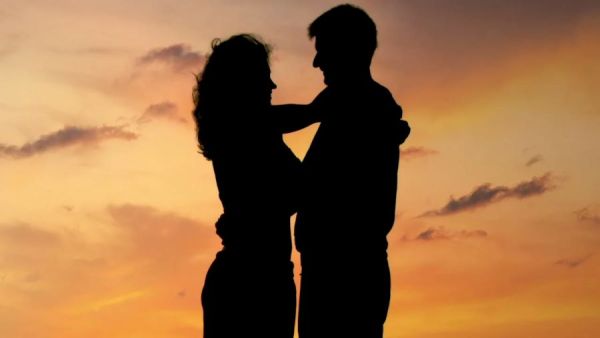 تفسير حلم رؤية زوجي يحضن امرأة