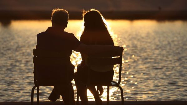 تفسير رؤية الزوج مع امرأة أخرى في المنام للمتزوجة