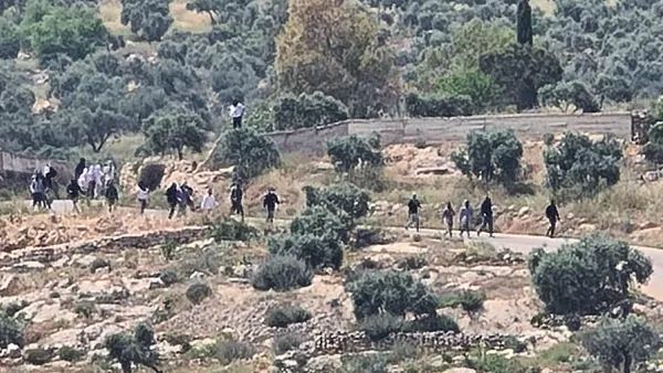 هجوم للمستعمرين على قرية دوما جنوب نابلس من المدخل الرئيس لها بحسب رئيس مجلسها سليمان دوابشة