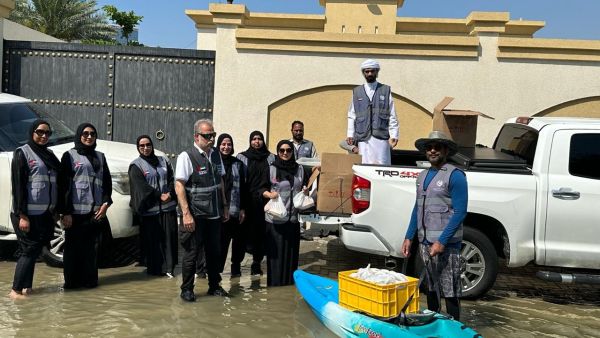 "جمارك دبي" و"دبي الخيرية" توزعان الوجبات والمؤن الغذائية على متضرري المنخفض الجوي