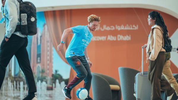 Kevin in action in Etihad and Zayed International Airport video LR لاعبو مانشستر سيتي في التشكيلة الأساسية للاتحاد للطيران في مطار زايد الدولي