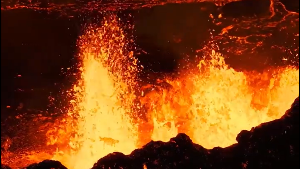 Dancing northern lights amid volcanic explosions in Iceland