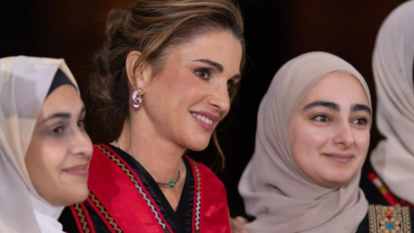 ثوب الملكة رانيا استثنائي للغاية اليوم خلال إستضافتها إفطار رمضان سيدات جرش