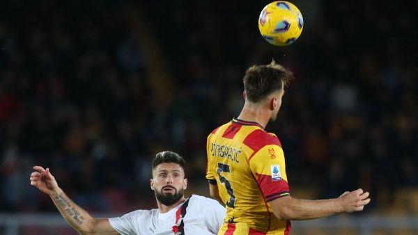 AC Milan's French forward #09 Olivier Giroud (L) fights for the ball with Lecce's Croatian defender #05 Marin Pongracic during the Italian Serie A football match between Lecce and AC Milan at the Ettore Giardiniero stadium in Lecce, on November 11, 2023. (Photo by Carlo Hermann / AFP)