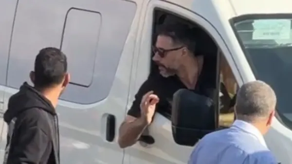الفنان أحمد السعدني يستقل السيارة التي تحمل جثمان والده 