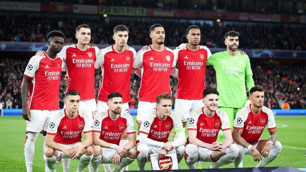 Arsenal players pose for team photo prior to the UEFA Champions League last 16 second leg football match between Arsenal and Porto FC at the Arsenal Stadium in north London, on March 12, 2024. (Photo by Adrian DENNIS / AFP)
