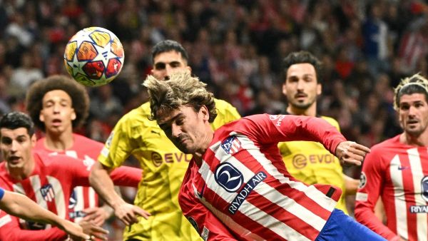 Atletico Madrid's French forward #07 Antoine Griezmann (C) heads the ball during the UEFA Champions League quarter final first leg football match between Club Atletico de Madrid and Borussia Dortmund at the Metropolitano stadium in Madrid on April 10, 2024. (Photo by JAVIER SORIANO / AFP)