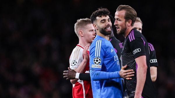 Arsenal's Spanish goalkeeper #22 David Raya (L) and Bayern Munich's English striker #09 Harry Kane congratulate each other at the end of the UEFA Champions League quarter final first-leg football match between Arsenal and Bayern Munich at the Arsenal Stadium, in north London, on April 9, 2024. Arsenal and Bayern Munich equalised 2 -2. (Photo by Adrian DENNIS / AFP)