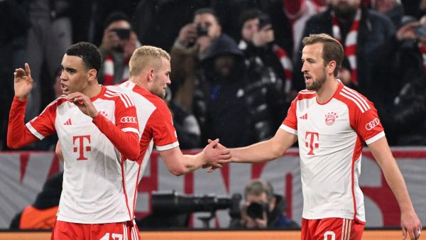 Bayern Munich's English forward #09 Harry Kane (R) celebrates scoring the 3-0 with his team-mates Bayern Munich's Dutch defender #04 Matthijs de Ligt (C) and Bayern Munich's German midfielder #42 Jamal Musiala during the UEFA Champions League round of 16, second-leg football match between FC Bayern Munich and Lazio in Munich, southern Germany on March 5, 2024. (Photo by Kirill KUDRYAVTSEV / AFP)