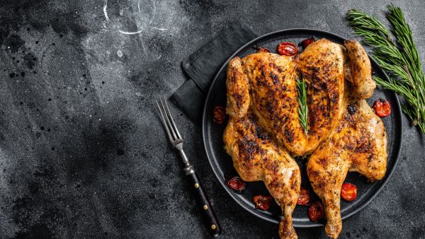 أطباق رمضانية: الدجاج المشوي المتبل بالزبدة مع الثوم الحارة أطباق رمضانية: الدجاج المشوي المتبل بالزبدة مع الثوم الحارة