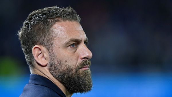 Roma's Italian coach Daniele De Rossi reacts ahead of the UEFA Europa League round of 16 second leg football match between Brighton and Roma at the American Express Community Stadium in Brighton, southern England on March 14, 2024. (Photo by Glyn KIRK / AFP)