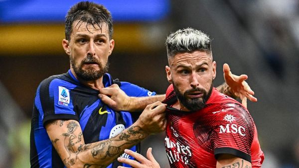 Inter Milan's Italian defender #15 Francesco Acerbi (L) fights for the ball with AC Milan's French forward #09 Olivier Giroud during the Italian Serie A football match between Inter Milan and AC Milan at the San Siro Stadium in Milan on September 16, 2023. (Photo by GABRIEL BOUYS / AFP)