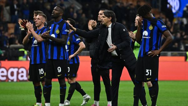 Inter Milan's Italian midfielder #16 Davide Frattesi, Inter Milan's French forward #09 Marcus Thuram and Inter Milan's Italian coach Simone Inzaghi (2nd R) react at the end of the Serie A football match between Inter Milan and Napoli at San Siro stadium in Milan, on March 17, 2024. (Photo by Isabella BONOTTO / AFP)