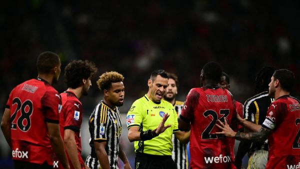 Referee Maurizio Mariani argues with AC Milan's players during the Italian Serie A football match between Milan and Juventus at San Siro Stadium, in Milan on October 22, 2023. (Photo by Marco BERTORELLO / AFP)