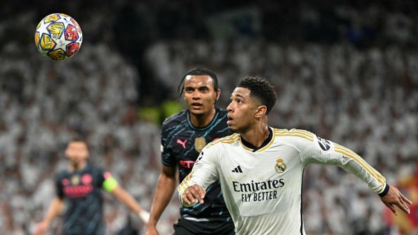 Real Madrid's English midfielder #5 Jude Bellingham vies with Manchester City's Swiss defender #25 Manuel Akanji during the UEFA Champions League quarter final first leg football match between Real Madrid CF and Manchester City at the Santiago Bernabeu stadium in Madrid on April 9, 2024. (Photo by JAVIER SORIANO / AFP)