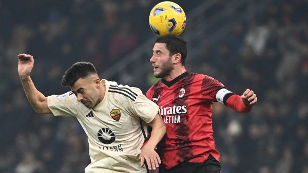 Roma's Italian forward #92 Stephan El Shaarawy (L) fights for the ball with AC Milan's Italian defender #02 Davide Calabria during the Italian Serie A football match between AC Milan and AS Roma at San Siro Stadium, in Milan on January 14, 2024. (Photo by Isabella BONOTTO / AFP)