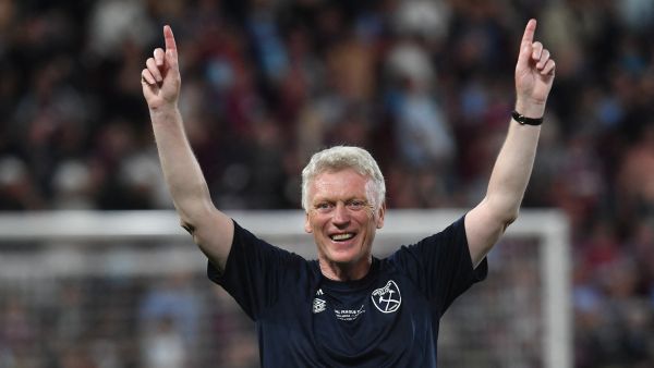 West Ham United's Scottish manager David Moyes celebrates the 1-2 after the UEFA Europa Conference League 2022/23 final match between ACF Fiorentina and West Ham United FC in Prague, Czech Republic on June 7, 2023. (Photo by MICHAL CIZEK / AFP)