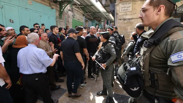 جنود اسرائيليون يحيطون بمصلين فلسطينيين خلال خروجهم من المسجد الأقصى