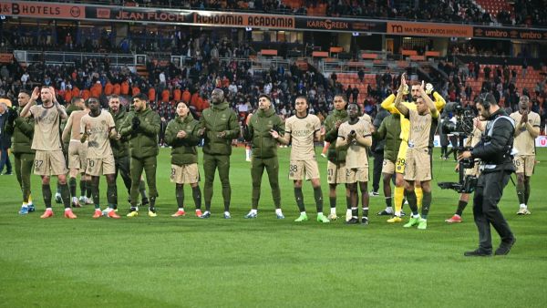 Paris Saint-Germain's players applaud the crowd at the end of the French L1 football match between FC Lorient and Paris Saint-Germain (PSG) at the Stade du Moustoir in Lorient, western France, on April 24, 2024. (Photo by DAMIEN MEYER / AFP)