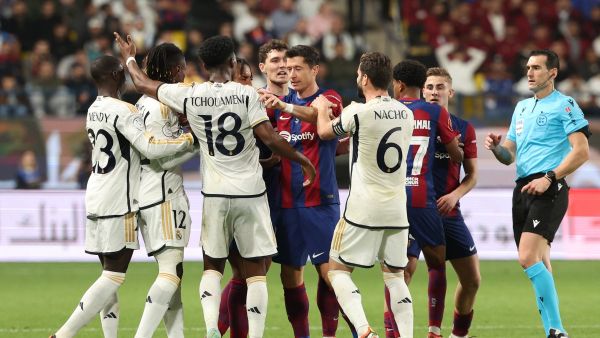 Spanish match referee Juan Martinez Munuera approaches as Barcelona's Polish forward #09 Robert Lewandowski and French defender #23 Jules Kounde argue with Real Madrid's French midfielder #12 Eduardo Camavinga and French defender #18 Aurelien Tchouameni during the Spanish Super Cup final football match between Real Madrid and Barcelona at the Al-Awwal Park Stadium in Riyadh, on January 14, 2024. (Photo by Giuseppe CACACE / AFP)