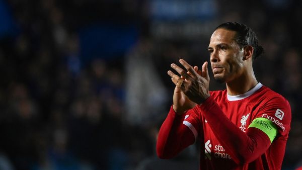Liverpool's Dutch defender #4 Virgil van Dijk acknowledges the fans after the team lost in the UEFA Europa League quarter-final second leg football match between Atalanta BC and Liverpool FC at the Atleti Azzurri d'Italia Stadium in Bergamo, on April 18, 2024. Liverpool were knocked out of the Europa League by Atalanta with the Italian side reaching the semi-finals 3-1 on aggregate on April 18, 2024. (Photo by Isabella BONOTTO / AFP)