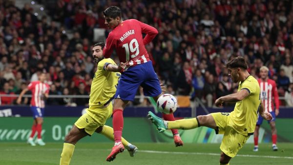 Villarreal's Spanish defender #03 Raul Albiol (L) vies with Atletico Madrid's Spanish forward #19 Alvaro Morata as Villarreal's Spanish midfielder #16 Alex Baena kicks the ball during the Spanish league football match between Club Atletico de Madrid and Villarreal CF at the Civitas Metropolitano stadium in Madrid on November 12, 2023. (Photo by Thomas COEX / AFP)