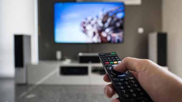 كيف تحول هاتفك الذكي إلى ريموت لـ التلفزيون؟