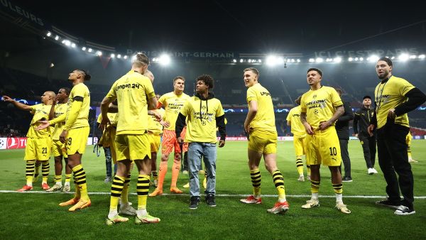 Borussia Dortmund's players celebrate their victory at the end of their UEFA Champions League semi-final second leg football match against Paris Saint-Germain (PSG) at the Parc des Princes stadium in Paris on May 7, 2024. (Photo by FRANCK FIFE  AFP)