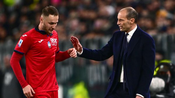 Juventus' Italian coach Massimiliano Allegri (R) reacts next to Atalanta’s Dutch midfielder #07 Teun Koopmeiners during the Italian Serie A football match between Juventus and Atalanta at the Allianz Stadium in Turin, on March 10, 2024. (Photo by MARCO BERTORELLO / AFP)