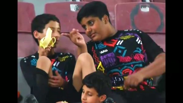 لقطة طريفة في مدرجات استاد عبدالله بن خليفة  لقطة طريفة في مدرجات استاد عبدالله بن خليفة