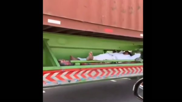 باكستاني ينام أسفل شاحنة مسرعة في السعودية  باكستاني ينام أسفل شاحنة مسرعة في السعودية