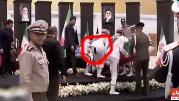 جندي إيراني بسرواله الممزق  جندي إيراني بسرواله الممزق