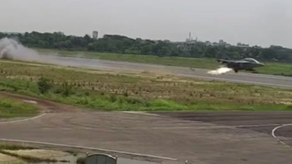 نهاية مروّعة لطيار حربي نفذ حركة بهلوانية في السماء نهاية مروّعة لطيار حربي نفذ حركة بهلوانية في السماء