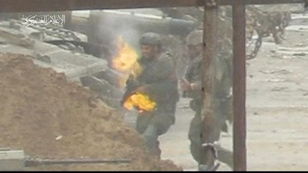 لحظة اشتعال النيران بجندي إسرائيلية قنصته كتائب القسام 