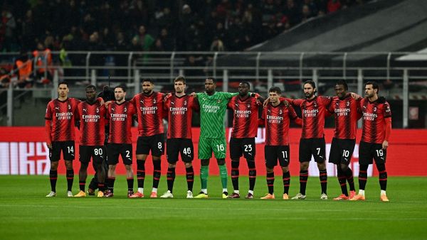 AC Milan's players stand in a line prior to the Italian Serie A football match between AC Milan and Inter Milan at the San Siro Stadium in Milan on April 22, 2024. (Photo by GABRIEL BOUYS / AFP)